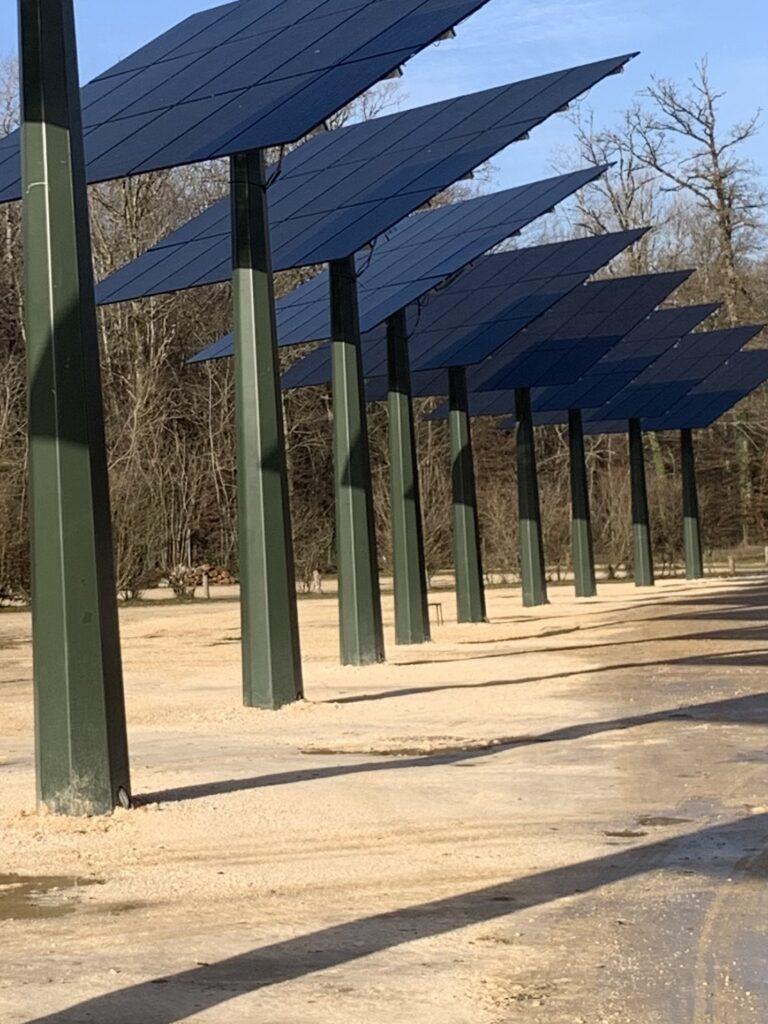 Ombrières héliotropes parking - Parc d'attraction Château Guédelon 2